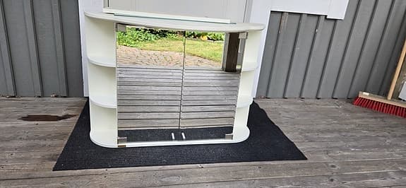 Vitt Hafa badrumsskåp med spegelluckor och belysning
