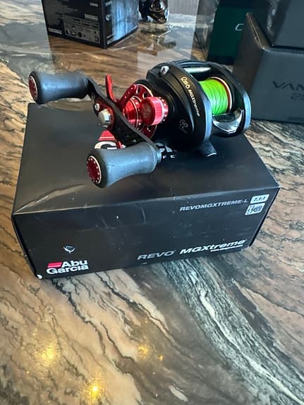 Abu Garcia Revo MGXtreme multirulle svart/röd