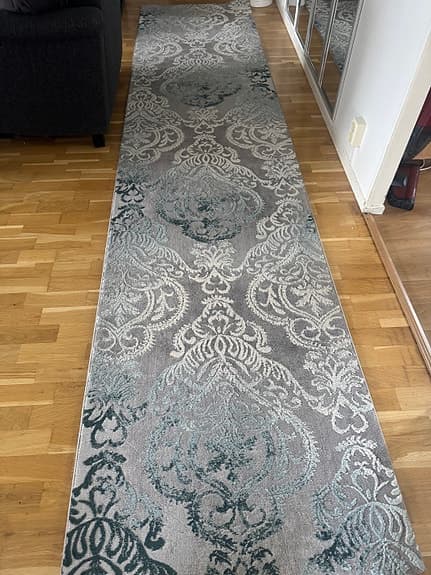 Grå gångmatta  och stor matta med mönster