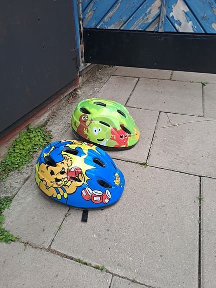Barnhjälmar med motiv blå och grön