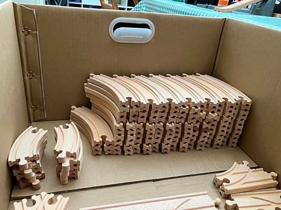 BRIO trätåg och tågbana med räls och tillbehör