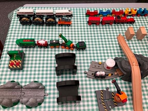 BRIO trätåg och tågbana med räls och tillbehör