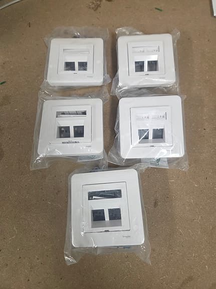 5st Schneider Exxact, dubbelt datauttag, 2×CAT6 UTP. Nya i förpackning