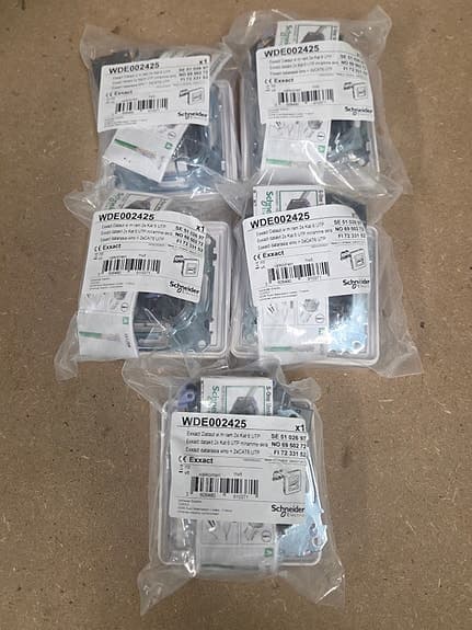 5st Schneider Exxact, dubbelt datauttag, 2×CAT6 UTP. Nya i förpackning