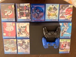 Sony PlayStation 4 spelkonsol med handkontroller och spel
