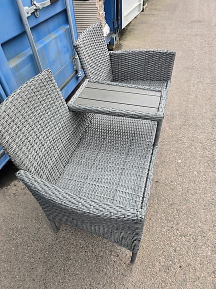 Grå konstrotting trädgårdssoffa med bord