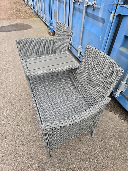 Grå konstrotting trädgårdssoffa med bord