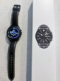 Samsung Galaxy Watch 3 med svart läderarmband