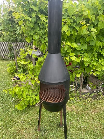 Svart utebrasa med skorsten och grillgaller