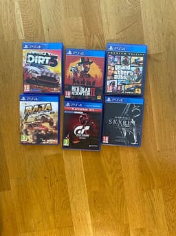 Sony PlayStation 4 med handkontroller och spel