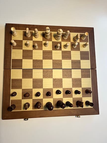 Schackspel i trä med vikbart bräde