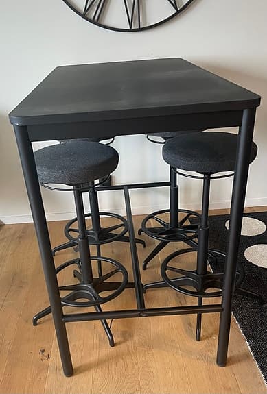 Barbord med fyra barstolar