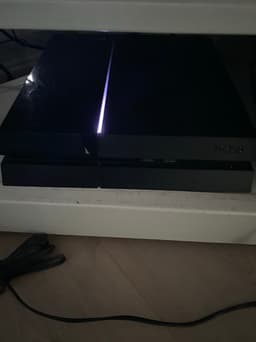 Sony PlayStation 4 med handkontroller och spel