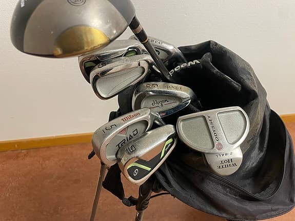 Golfset med bärbäg och blandade klubbor