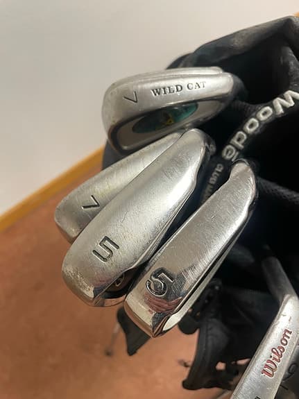 Golfset med bärbäg och blandade klubbor
