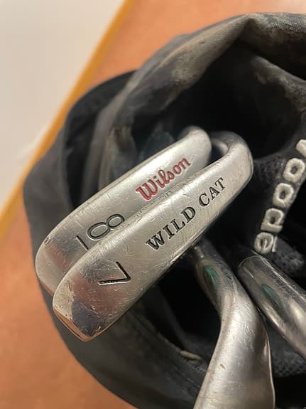 Golfset med bärbäg och blandade klubbor