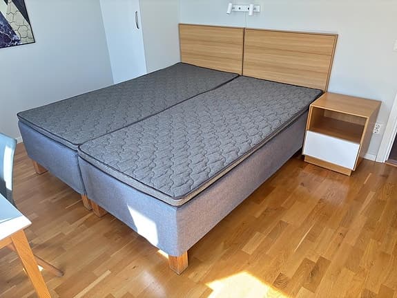 lyxig Svensktillverkad ramsäng 90x200 med bäddmaddrass, 2 st