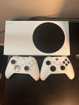Xbox Series S spelkonsol med två handkontroller vit