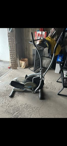 Crosstrainer träningsmaskin grå