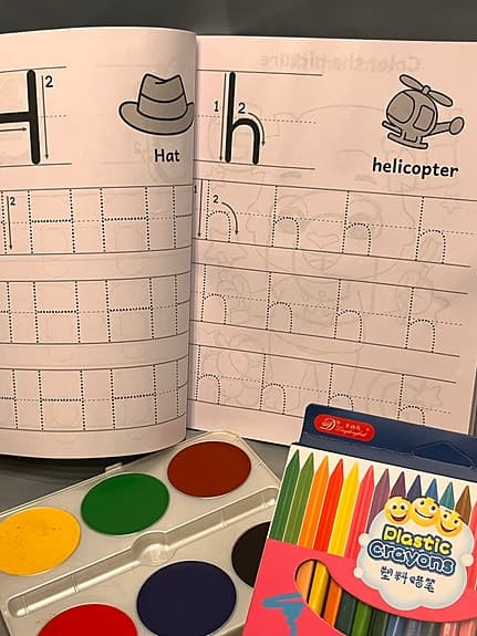 Barnpyssel-paket – ABC-bok, akvarellfärger och kritor, skick enligt bilder