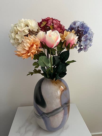Hortensia, rosor och dahlia konstblommor