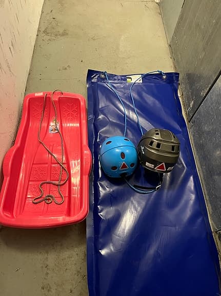 Vinterpaket för barnen: Pulka, åkmadrass och två hjälmar!