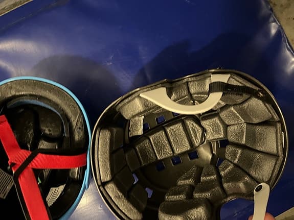 Vinterpaket för barnen: Pulka, åkmadrass och två hjälmar!