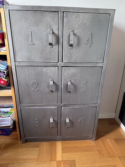 Metallskåp.