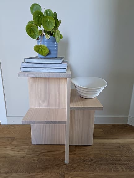 Bord avlastningsbord pediestal sängbord säljes