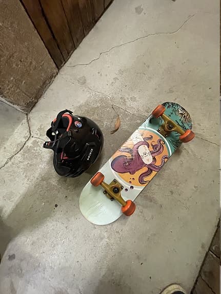 Skateboard och hjälm säljes