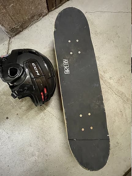 Skateboard och hjälm säljes