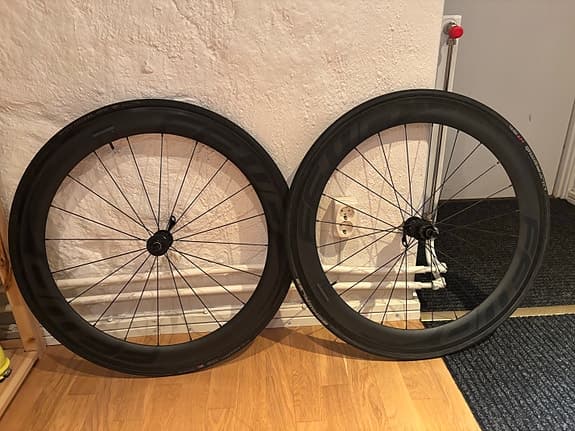 Högprofil kolfiberhjul FFWD f6r limited