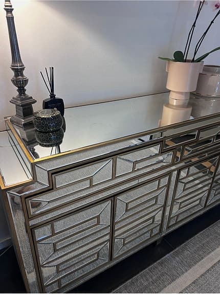 Spegelbyrå / sideboard kvalitetsmöbel