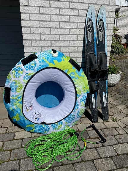 Åkring och vattenskidor