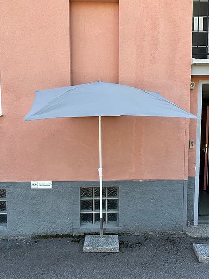 IKEA LILLEÖ parasoll grå med kraftig fot (Sten 25kg)