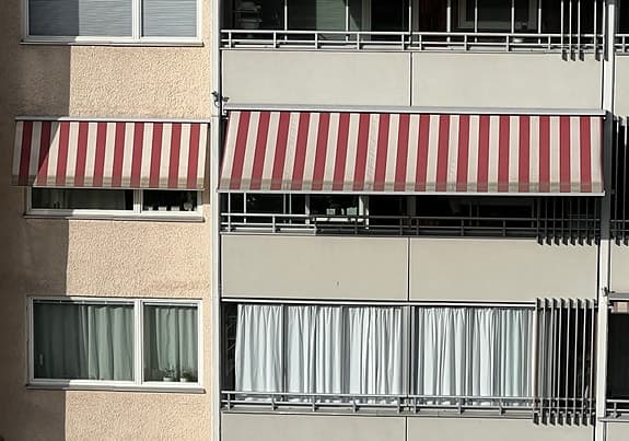 Markis randig röd/vit till balkong