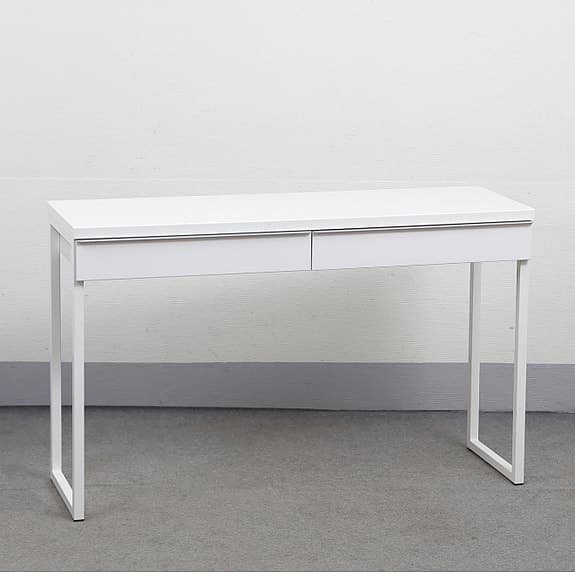Snyggt vitt sminkbord / skrivbord med lådor