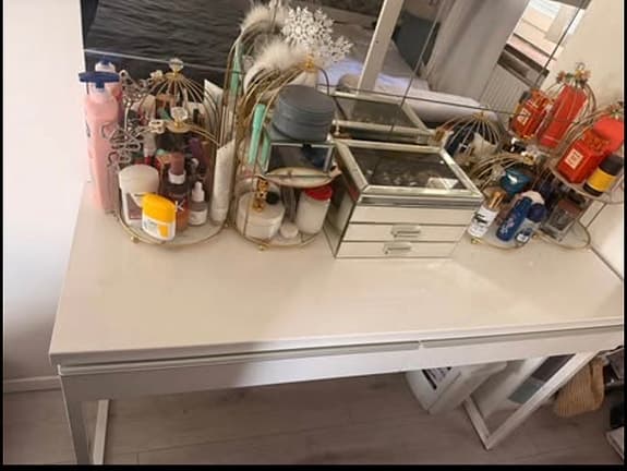 Snyggt vitt sminkbord / skrivbord med lådor