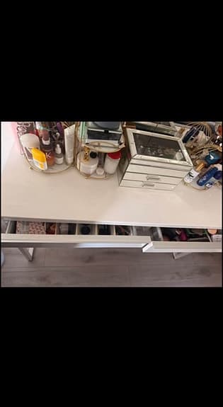 Snyggt vitt sminkbord / skrivbord med lådor