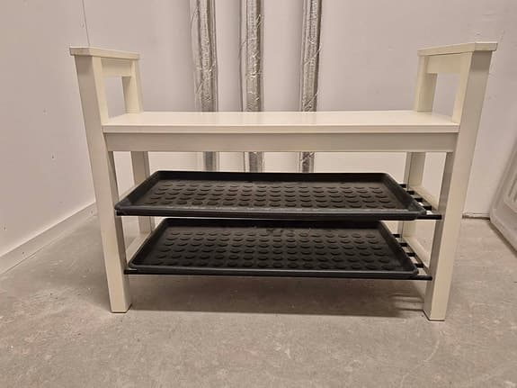 HEMNES vit i massivt trä, sittbänk med skoförvaring inkl två plastbrickor
