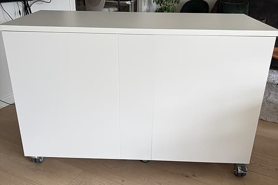 Köksö på stabila hjul i mycket fint skick