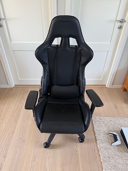 Gamingstol med justerbar arm och ryggstöd. Kommer med ländryggskudde.