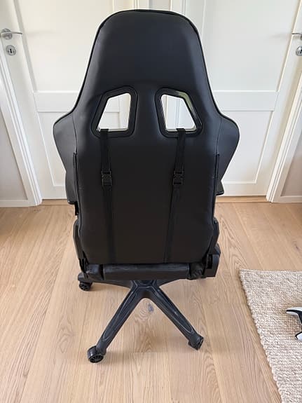 Gamingstol med justerbar arm och ryggstöd. Kommer med ländryggskudde.