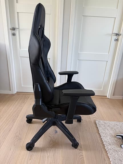 Gamingstol med justerbar arm och ryggstöd. Kommer med ländryggskudde.