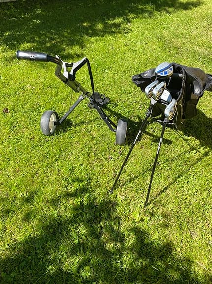 Golfvagn med golfbag och klubbor