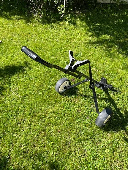 Golfvagn med golfbag och klubbor