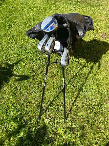 Golfvagn med golfbag och klubbor