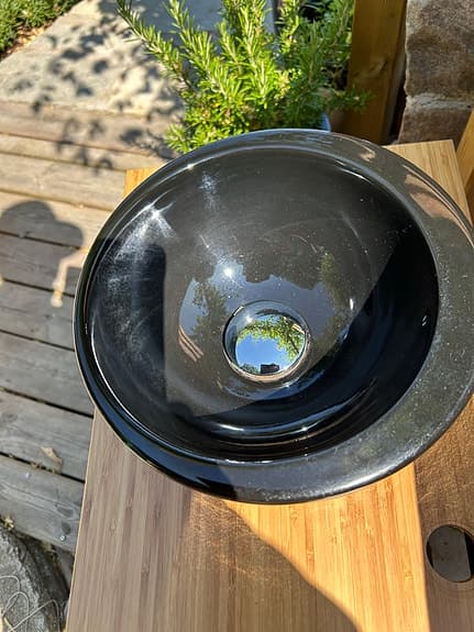 Svart tvättställ i glas med kommod och två lådor