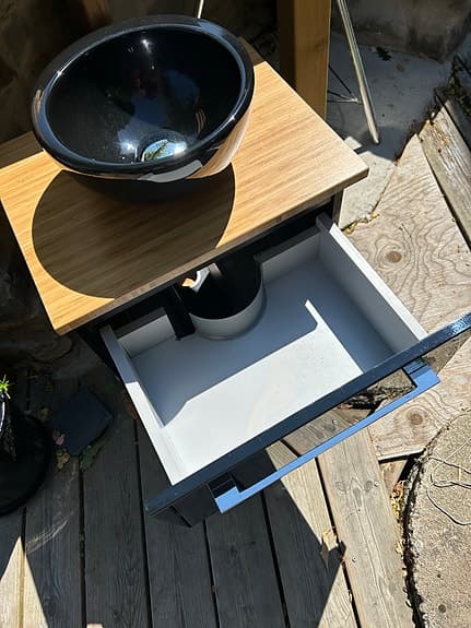 Svart tvättställ i glas med kommod och två lådor
