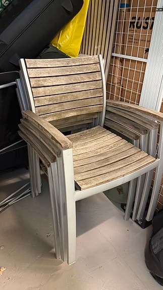 Trädgårdsstolar och bordsskiva i hardwoodträ och metall